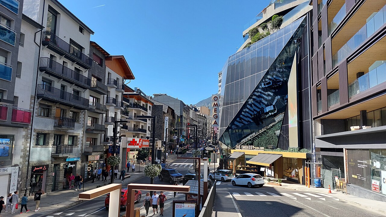 Avinguda Meritxell, la principal calle comercial de Andorra la Vella, en un día soleado