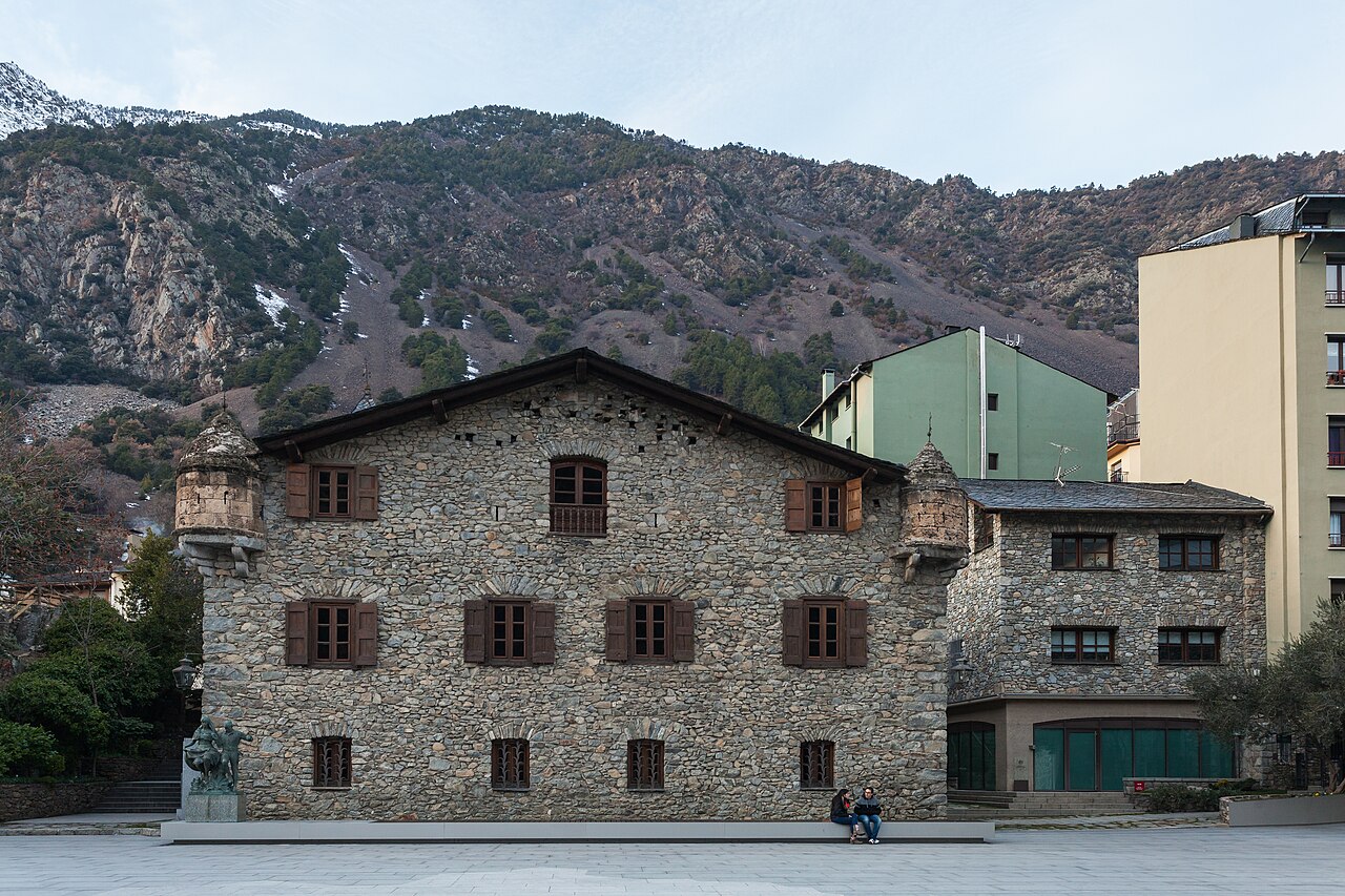 Fachada de piedra de la Casa de la Vall, sede histórica del Consell General, en Andorra la Vella