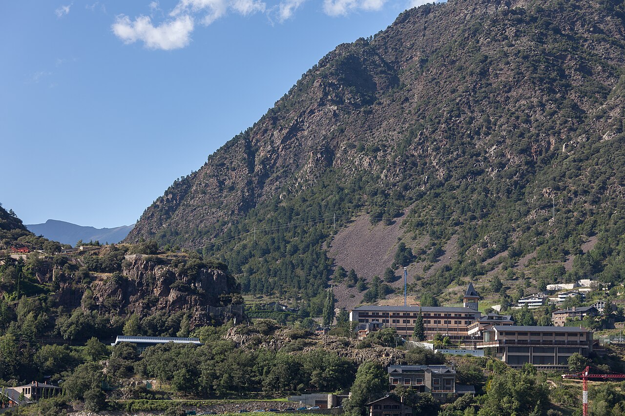 Vista de Escaldes-Engordany con las montañas del valle de Andorra al fondo