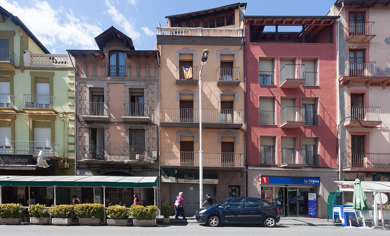 Edificios de viviendas en La Seu d'Urgell, ciudad fronteriza con Andorra