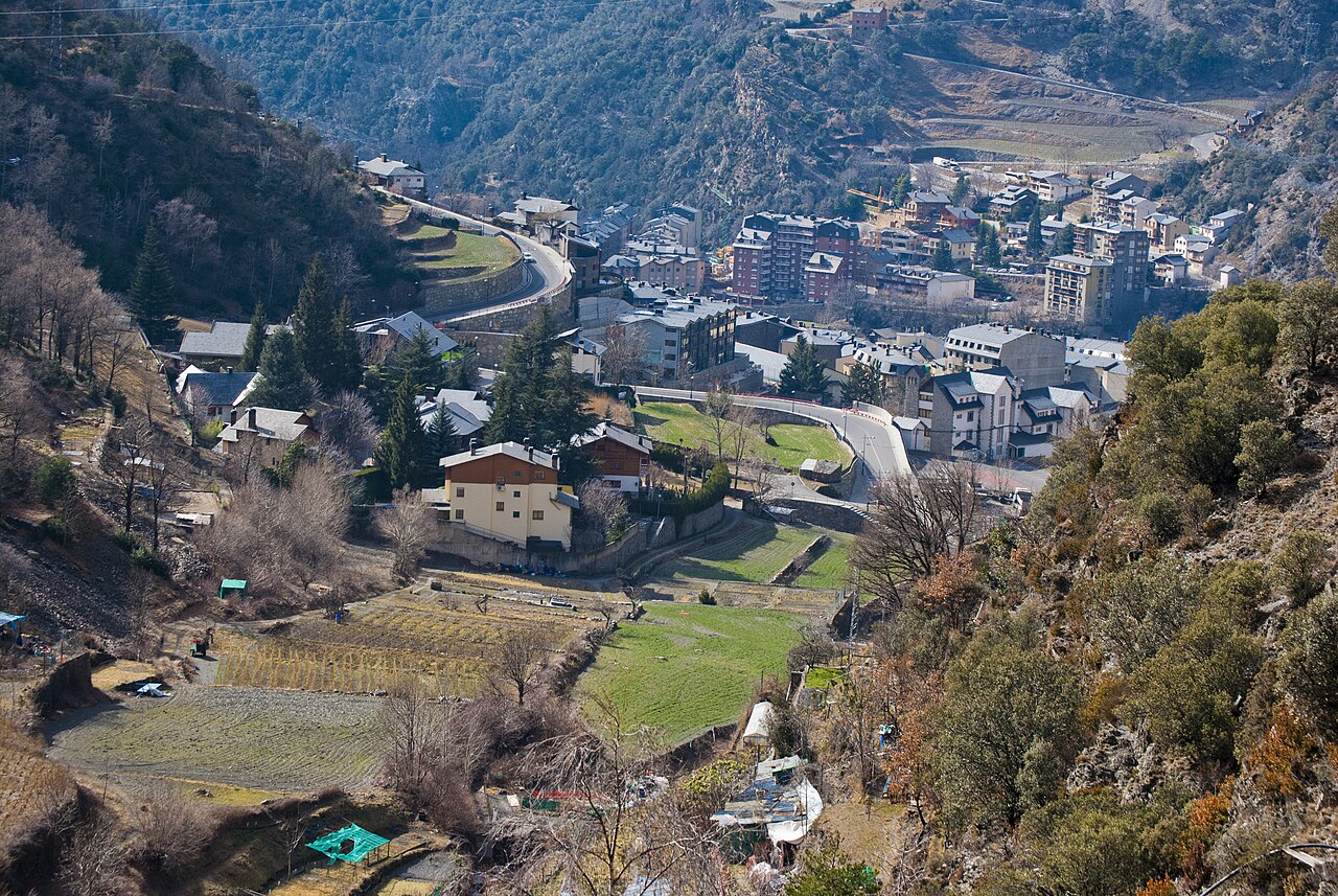 Vista del valle y del núcleo urbano de Sant Julià de Lòria, Andorra
